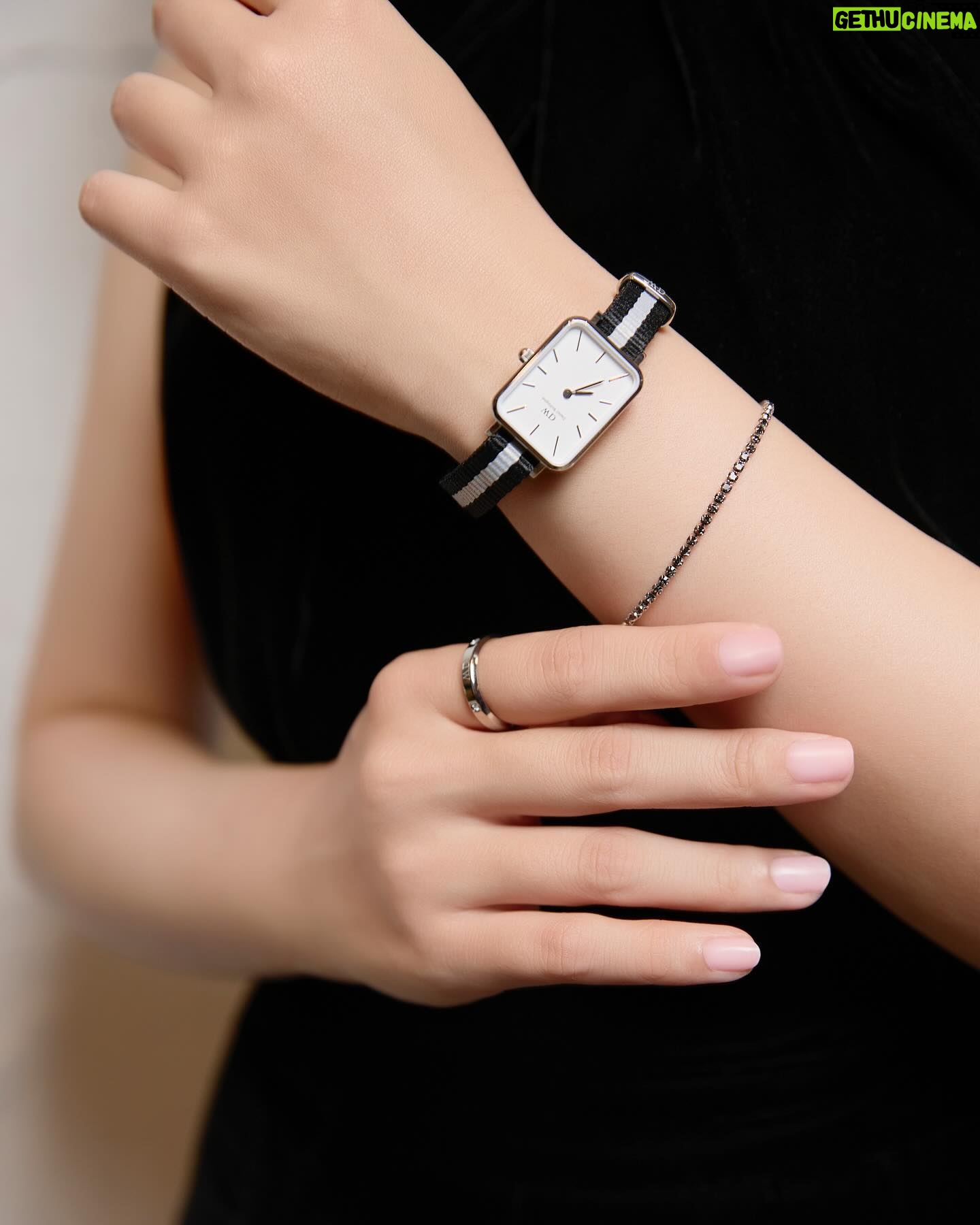 Nako Yabuki Instagram - この度、私がアンバサダーを務めるDanielWellington との限定コラボアイテムが発売になりました! クールなチャコールカラーで毎日に溶け込みやすくジェンダーレスに使いやすいスタイリッシュなデザイン。 カジュアルにもオフィスにも使えるようなデザインをセレクトしました。 @danielwellington から ぜひチェックしてくださいね✨ #PR#danielwellington #danielwellingtonxNako #Holidaygift