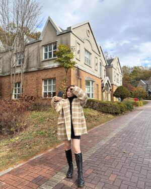 Nako Yabuki Instagram - このあと23:00からAnother Skyに出演させていただきます☁️

韓国に行って、イェナちゃん、当時のマネージャーさん、ヨンジュン先生など色んな方にお会いしたり、色んなことを思い出しながらロケさせていただきました！

是非ご覧ください✨