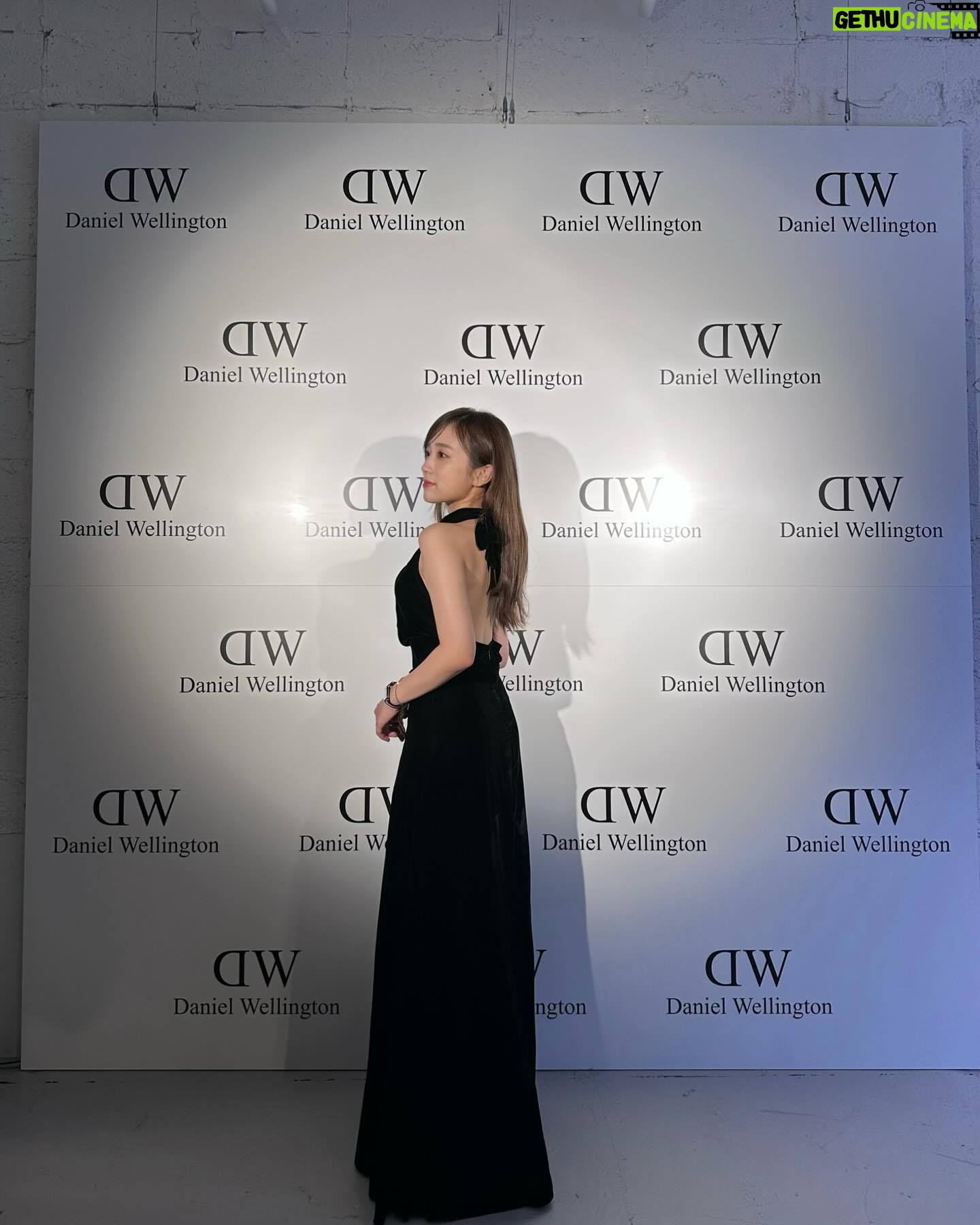 Nako Yabuki Instagram - この度、私がアンバサダーを務めるDanielWellington との限定コラボアイテムが発売になりました! クールなチャコールカラーで毎日に溶け込みやすくジェンダーレスに使いやすいスタイリッシュなデザイン。 カジュアルにもオフィスにも使えるようなデザインをセレクトしました。 @danielwellington から ぜひチェックしてくださいね✨ #PR#danielwellington #danielwellingtonxNako #Holidaygift