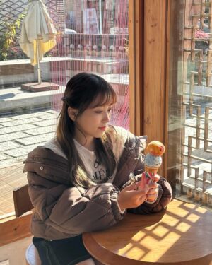 Nako Yabuki Instagram - このあと23:00からAnother Skyに出演させていただきます☁️

韓国に行って、イェナちゃん、当時のマネージャーさん、ヨンジュン先生など色んな方にお会いしたり、色んなことを思い出しながらロケさせていただきました！

是非ご覧ください✨