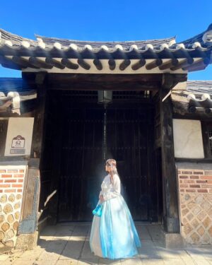 Nako Yabuki Instagram - このあと23:00からAnother Skyに出演させていただきます☁️

韓国に行って、イェナちゃん、当時のマネージャーさん、ヨンジュン先生など色んな方にお会いしたり、色んなことを思い出しながらロケさせていただきました！

是非ご覧ください✨