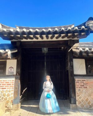 Nako Yabuki Instagram - このあと23:00からAnother Skyに出演させていただきます☁️

韓国に行って、イェナちゃん、当時のマネージャーさん、ヨンジュン先生など色んな方にお会いしたり、色んなことを思い出しながらロケさせていただきました！

是非ご覧ください✨