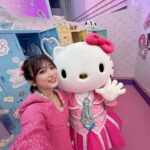 Nako Yabuki Instagram – 3/15(金)からサンシャインシティ噴水広場で開催中の Sanrio Lovers party に行ってきました🎀
なんと、、、
キティちゃんが案内してくれました🥹

色んなコンセプトのフォトスポットがあったり、韓国のプリクラもあってその場でプリントしてデコレーションまで出来ました💖
カフェメニューもカラフルでとっても可愛かったです☁️

3/31(日)までやっているので、春休みのお出かけにぜひ行ってみてください😊✨

#sanrio
#sanrioloversparty
#PR