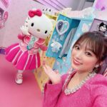 Nako Yabuki Instagram – 3/15(金)からサンシャインシティ噴水広場で開催中の Sanrio Lovers party に行ってきました🎀
なんと、、、
キティちゃんが案内してくれました🥹

色んなコンセプトのフォトスポットがあったり、韓国のプリクラもあってその場でプリントしてデコレーションまで出来ました💖
カフェメニューもカラフルでとっても可愛かったです☁️

3/31(日)までやっているので、春休みのお出かけにぜひ行ってみてください😊✨

#sanrio
#sanrioloversparty
#PR