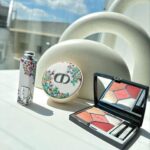 Nako Yabuki Instagram - ❁MISS DIOR BLOOMING BOUDOIR COLLECTION❁ 9/15より発売されました！！ 色とりどりの花々が咲き誇る新しいミレフィオリ クチュール モチーフのパッケージが美しいです💐 ディオールショウ サンク クルール 843 サトゥル ブルーム 美しい発色と、軽やかでソフトな質感でロングウェアの仕上がりを叶える、ディオールを象徴するアイシャドウ パレットで シマーな発色のピンク、ホワイト、ゴールド、マットなローズウッド、ディープ レッド ブラウンの5色がとても綺麗です🫧 ディオールスキン フォーエヴァー クッション パウダ― 050 ラベンダー 繊細に肌色を補正してくれて、ラベンダーカラーがくすみをカバーし透明感のある肌に仕上げてくれます🪻✨ ディオール アディクト リップスティック 682 ピンクブルーム バラの蕾のようにみずみずしく輝くセンシュアルなピンクでとても可愛くてお気に入りです💄♡ @diorbeauty #ミスディオール #supportedbydior