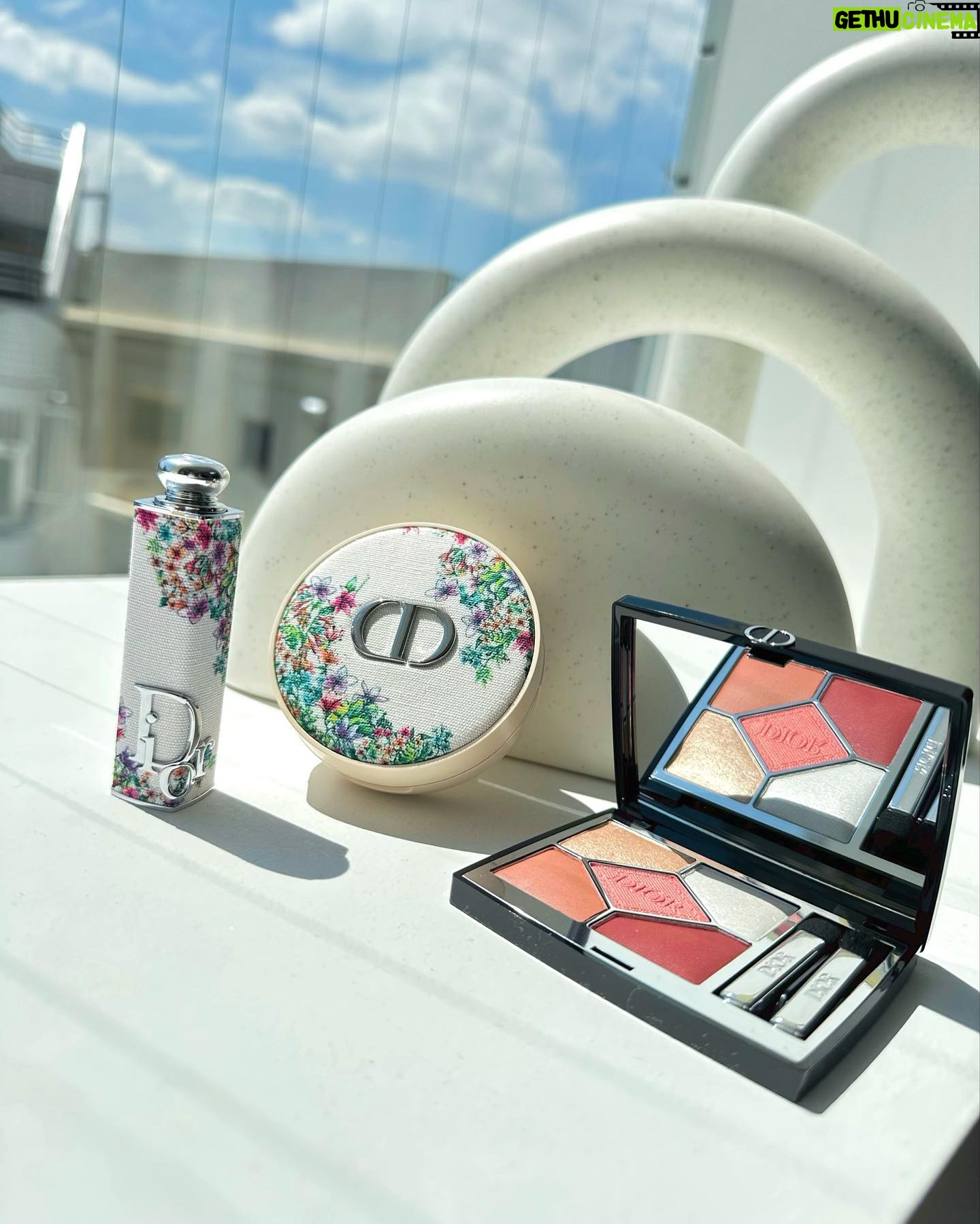 Nako Yabuki Instagram - ❁MISS DIOR BLOOMING BOUDOIR COLLECTION❁ 9/15より発売されました!! 色とりどりの花々が咲き誇る新しいミレフィオリ クチュール モチーフのパッケージが美しいです💐 ディオールショウ サンク クルール 843 サトゥル ブルーム 美しい発色と、軽やかでソフトな質感でロングウェアの仕上がりを叶える、ディオールを象徴するアイシャドウ パレットで シマーな発色のピンク、ホワイト、ゴールド、マットなローズウッド、ディープ レッド ブラウンの5色がとても綺麗です🫧 ディオールスキン フォーエヴァー クッション パウダ― 050 ラベンダー 繊細に肌色を補正してくれて、ラベンダーカラーがくすみをカバーし透明感のある肌に仕上げてくれます🪻✨ ディオール アディクト リップスティック 682 ピンクブルーム バラの蕾のようにみずみずしく輝くセンシュアルなピンクでとても可愛くてお気に入りです💄♡ @diorbeauty #ミスディオール #supportedbydior