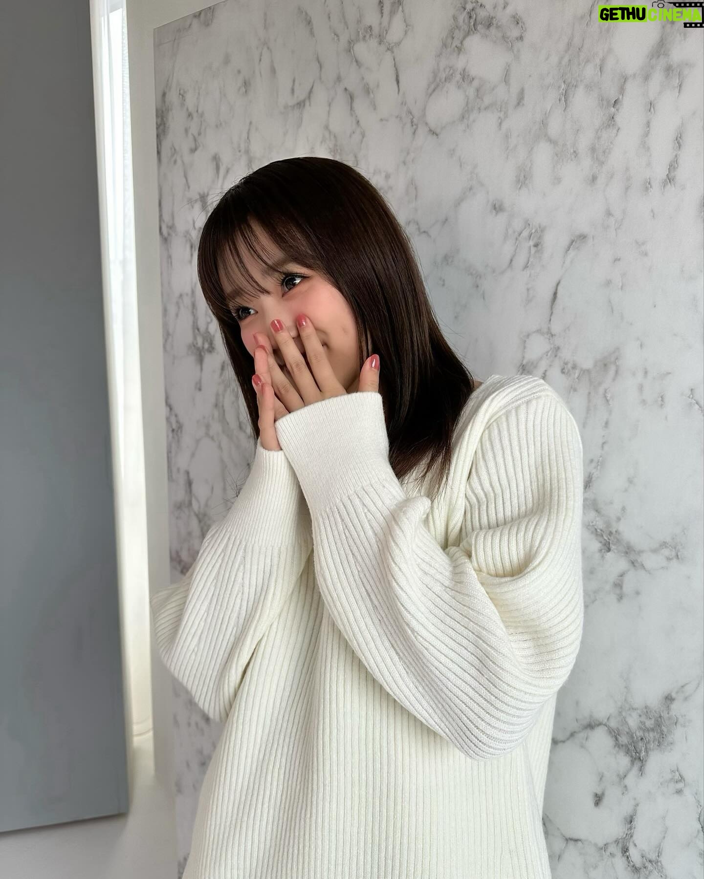 Nako Yabuki Instagram - エクステつけてたのもあって、すぐ癖が出たり、髪の毛が広がったりするのが悩みだったけど、 韓国発祥のウォータートリートメントがエッセンシャルから出ていて 使ってみたらすごくサラサラになってドライヤー後から全然違う!🫧 しかも速乾効果がすごいので急いでる時も助かる✨ 私はナチュラルモイストタイプがお気に入り♡ #PR #エッセンシャル #ウォータートリートメント #マーメイド髪水 #ヘアケア #トリートメント #水トリートメント #ヘアオイル