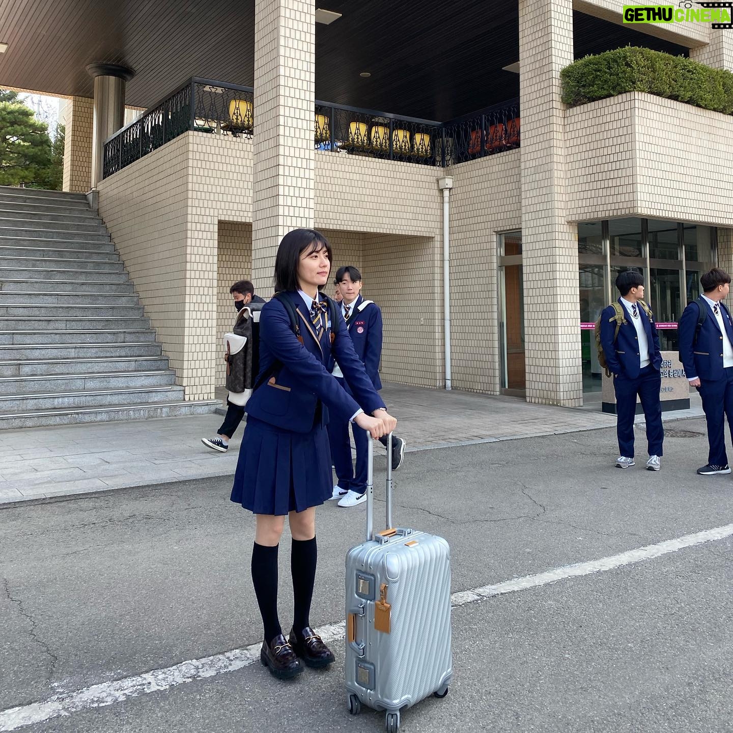 Nam Ji-hyun Instagram - 전학왔던 날😙 @uplus_mobiletv #하이쿠키
