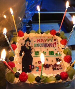 Nanao Instagram - 本日、情報解禁されました #ヲタクに恋は難しい ！ #小柳花子 役です💚

皆さんが1番心配されている巨乳は、おっぱいベストで実写化しております👐アニメのようにスーツがボディコンでないので分かりづらいですが、ちゃんと巨乳です‼️笑

劇中では歌唱、ダンスシーン、男装コスプレにも挑戦してます！お笑いパートだけかと思いきや、意外とちゃんと歌ってます🤫💖 撮影期間中に誕生日だったので花子ケーキ頂きました🎂✨ 2020.2.7公開です🎬🧡 #ヲタ恋
#wotakoi
#コスプレ
#cosplay
