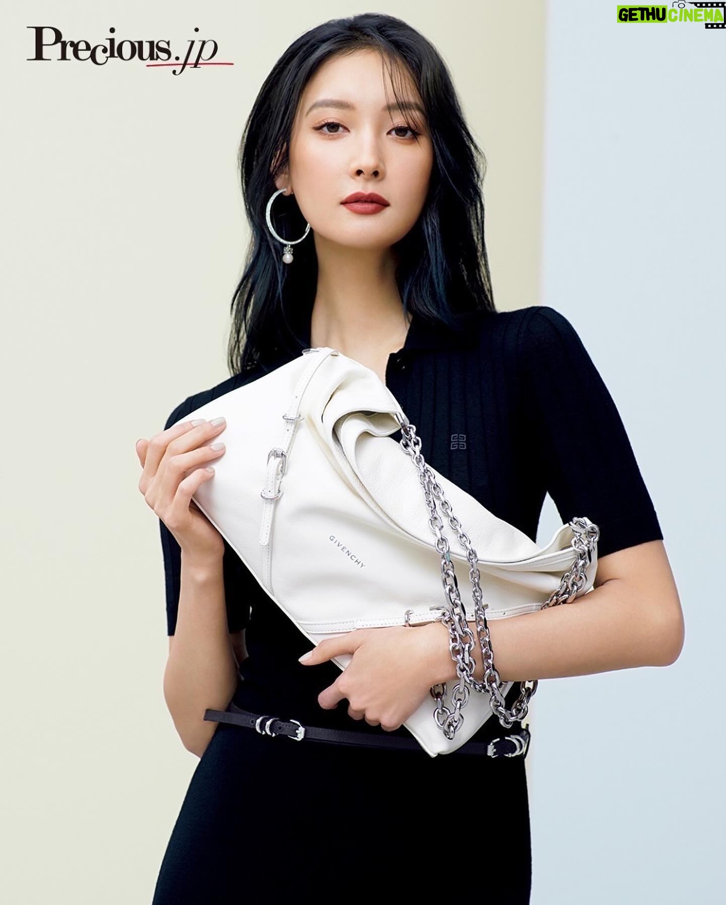 Nanao Instagram - 本日発売のPrecious 5月号で 私も愛用中のジバンシィの アイコンバッグ「#Voyou」 を沢山紹介しています! また、全国のジバンシィ ブティックでは今日から 私が表紙のカタログを ご来店の方へ配布します! ぜひ見てみてください❤️🔥 @givenchy #givenchy #givenchyfamily #givenchyvoyou @precious.jp @kazuki_nagayama