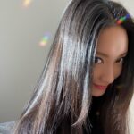 Nanao Instagram - #リファビューテックドライヤー 私の髪質は、癖毛、少なめ、細く猫っ毛。 リファのドライヤーを使ってから、熱ダメージが少ない分、艶が増してるのに水分量が増えてる感じでまとまりやすく、切れ毛が少なくなったからか、いつもより髪が伸びるの早い気がします。 ドライヤーの重さが軽めで使っていて疲れない。風量がしっかりあって、センサーが髪の温度を感知し、温風と冷風を自動で切り替えることで約60℃以下をキープ。更にハイドロイオンが発生。髪質に合わせてモードが選べる優れもの。 熱くなくてすぐ乾き、夏のお風呂あがりに暑すぎて汗をかくことも少なそう。 写真は自分でブローだけした髪。アイロンあてずにこの艶は凄い。とにかく私の髪質には最高に合いました。 クリスマスプレゼントまだ迷ってる方がいたら是非♥︎ #Refa #リファドライヤー