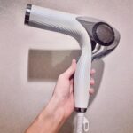 Nanao Instagram – #リファビューテックドライヤー

私の髪質は、癖毛、少なめ、細く猫っ毛。

リファのドライヤーを使ってから、熱ダメージが少ない分、艶が増してるのに水分量が増えてる感じでまとまりやすく、切れ毛が少なくなったからか、いつもより髪が伸びるの早い気がします。

ドライヤーの重さが軽めで使っていて疲れない。風量がしっかりあって、センサーが髪の温度を感知し、温風と冷風を自動で切り替えることで約60℃以下をキープ。更にハイドロイオンが発生。髪質に合わせてモードが選べる優れもの。

熱くなくてすぐ乾き、夏のお風呂あがりに暑すぎて汗をかくことも少なそう。

写真は自分でブローだけした髪。アイロンあてずにこの艶は凄い。とにかく私の髪質には最高に合いました。

クリスマスプレゼントまだ迷ってる方がいたら是非♥︎

#Refa
#リファドライヤー