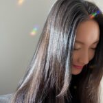 Nanao Instagram - #リファビューテックドライヤー 私の髪質は、癖毛、少なめ、細く猫っ毛。 リファのドライヤーを使ってから、熱ダメージが少ない分、艶が増してるのに水分量が増えてる感じでまとまりやすく、切れ毛が少なくなったからか、いつもより髪が伸びるの早い気がします。 ドライヤーの重さが軽めで使っていて疲れない。風量がしっかりあって、センサーが髪の温度を感知し、温風と冷風を自動で切り替えることで約60℃以下をキープ。更にハイドロイオンが発生。髪質に合わせてモードが選べる優れもの。 熱くなくてすぐ乾き、夏のお風呂あがりに暑すぎて汗をかくことも少なそう。 写真は自分でブローだけした髪。アイロンあてずにこの艶は凄い。とにかく私の髪質には最高に合いました。 クリスマスプレゼントまだ迷ってる方がいたら是非♥︎ #Refa #リファドライヤー