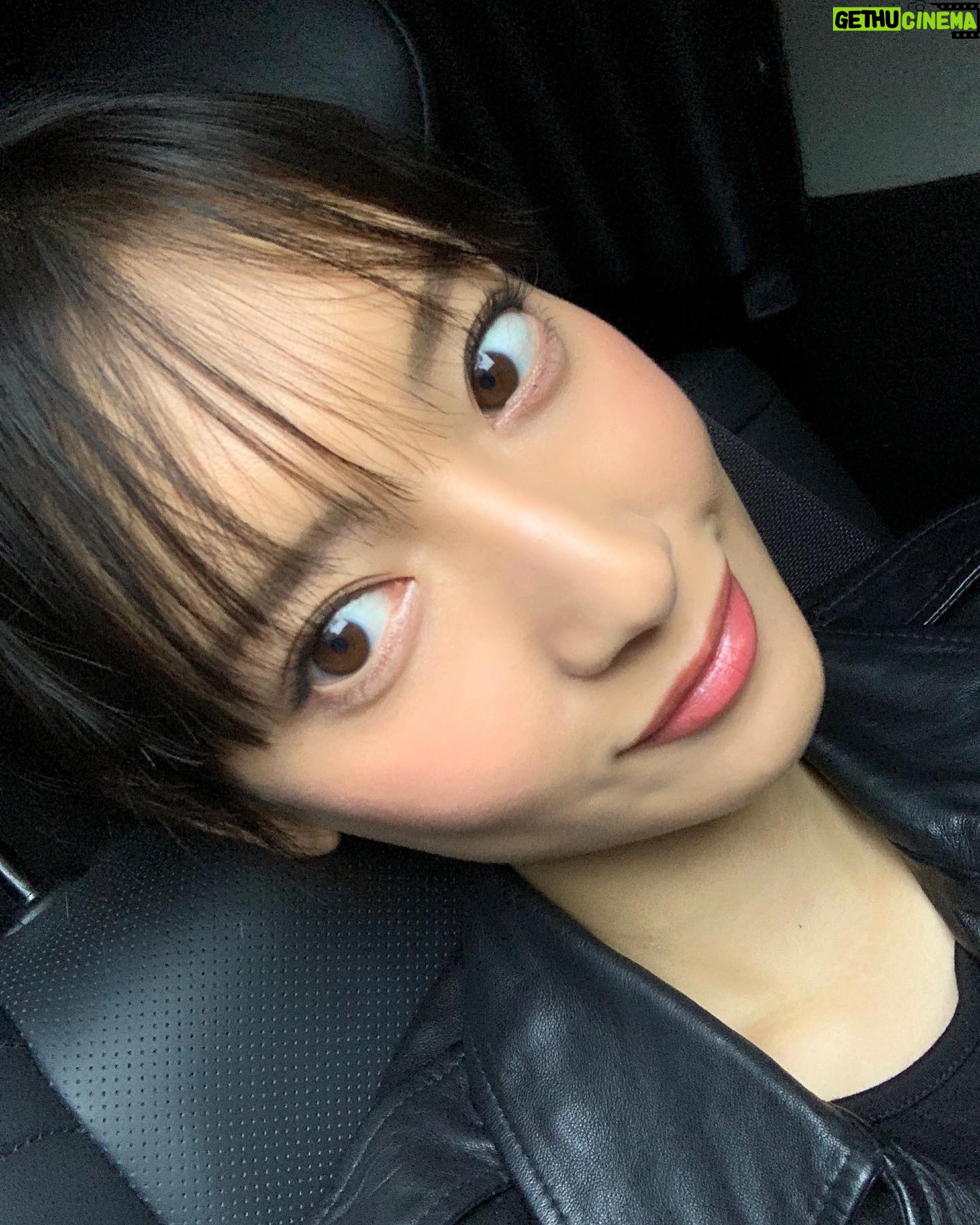 Nanao Instagram - 沙羅のメイクで使ってる物けっこう聞かれるので載せておきます✌️✌️ ベースは、カラースキンプライマー04コーラル。そしてアイゾーンコンシーラーでクマや目の下のアイラインのくすみ、他の気になるところをカバーして、仕上げにヌーディーカバーモイスチャーパクト! アイブロウは、眉毛と目を近づけて描いてたのを離し、ほぼ平行眉にしてます。そして軽く眉マスカラをして柔らかい印象に! アイメイクは、アイライナーのペンシルタイプでインラインを入れて、リキッドで目尻を軽く伸ばす。マスカラは上まつげを整えるくらいに塗って、下まつげは塗ってません!雨のシーンの時だけウォータープルーフのマスカラ使いました! リップは、マルチデザインパレットのチークアンドリップルを混ぜてつけて、スキンシンクロルージュのオレンジを上から重ね塗りしてます。 今まで、いかに鋭く怖く見えるかを研究してメイクしてたので、沙羅はとにかく引き算メイク。眉毛の形を変えて、眉頭と眉と目の間を離し、目頭の切開ラインを書かななければだいぶ柔らかい印象になります👀🧡