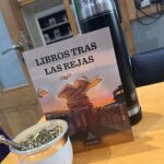 Nancy Dupláa Instagram - El libro de Anita @anita.sicilia Anita empieza a concurrir a los penales donde se encuentra mucha gente privada de su libertad..a dar en principio talleres de lectura sin saber q iba a convertirse en encuentros afectivos y enriquecedores…y a darle vida a la fundación AS De pabellón en pabellón llevando historias y cargándose de emociones llega este libro donde cuenta sus experiencias más emocionantes y como armó Bibliotecas para personas privadas de su libertad … Ahí donde había un vacío Anita lo lleno de color mostrándonos q es importante dar de si todo lo q puedas dar y más ❤️ Gracias por eso!!!! LIBROS TRAS LAS REJAS De Ana Sicilia