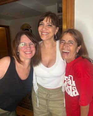 Nancy Dupláa Instagram - Y vamos a hacer teatro nomas…y cómo si fuera poco nos engalana @negropolisok … cómo!??? 
Van a tener q venir a vernos a partir del mes de Abril en el Multitratro Comafi

Aquí con nuestra dire @corinafiorillo abrazando fuerte a la Negra para ver si es verdad q es parte  en esta aventura!

Y encima acompañada x mis compas queridos @fermetilli y @juanpablogeretto q la van a descoser!!!

Allá vamos!!!
Gracias Negra!

@tomas.rottemberg 
@exitlaobra