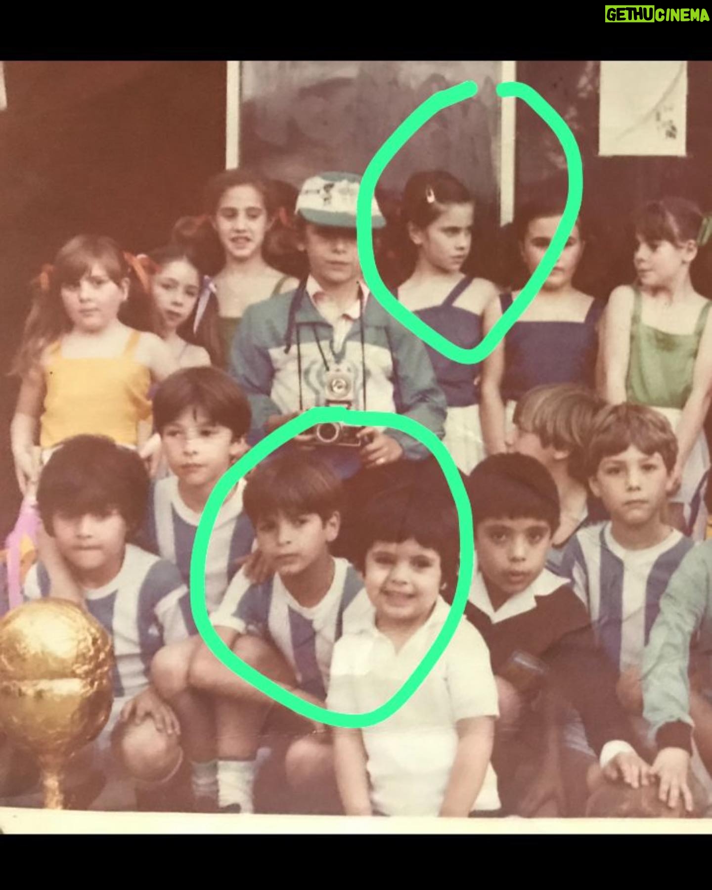 Nancy Dupláa - 11.2K Likes - Hoy tuve la dicha de participar en el rodaje de REFLEJADO película de mi querido @baldana_juan amigo de la infancia de nuestro amado Club de Gas del Estado de Rincón de Milberg…..en la foto 2 se puede apreciar nuestro tamaño disfrutando del Mundial 78 😂🤦🏽♀️
Cosas lindas q te da la vida…
En la foto 3 @caseronazareno prota absoluto de este cuento oscuro …intenso y peligrosoooo (véase foto 4) q se zarpa de arriesgado….y de buen pibe!!!
Y la hermosísima de @jimegrandi poniendo alegria y disfrute❤️
Gracias a todo el equipo por recibirme tan como “en casa”
#REFLEJADO