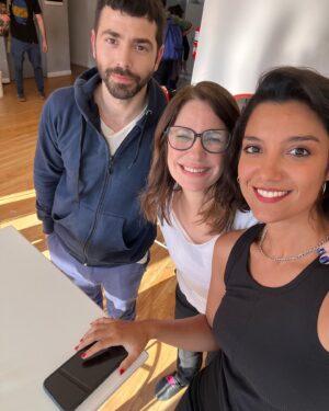 Nancy Dupláa Instagram - Hoy tuve la dicha de participar en el rodaje de REFLEJADO película de mi querido @baldana_juan amigo de la infancia de nuestro amado Club de Gas del Estado de Rincón de Milberg…..en la foto 2 se puede apreciar nuestro tamaño disfrutando del Mundial 78 😂🤦🏽‍♀️

Cosas lindas q te da la vida…

En la foto 3 @caseronazareno prota absoluto de este cuento oscuro …intenso y peligrosoooo (véase foto 4) q se zarpa de arriesgado….y de buen pibe!!!
Y la hermosísima de @jimegrandi poniendo alegria y disfrute❤️

Gracias a todo el equipo por recibirme tan como “en casa”

#REFLEJADO