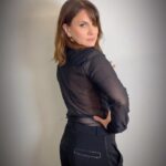 Nancy Dupláa Instagram - Y aquí todos mis amores q me acompañan siempre!!!! GRACIAAAS!!!! traje y camisa@cynthiamartos Accesorios @laskatz Botas @batistellaweb Make up & Pelo @muypaularey Photo & Filmmaker @chchcarisma Styling @caromarafioti mi❤️ @soy.prensa @exitlaobra