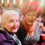 Nany People Instagram - Dizem que estrelas do céu são luzes que já se apagaram e que daqui da Terra só enxergamos o brilho que viaja pelo espaço. Mas também existem estrelas terrestres cuja luz se apresenta a nós, ao vivo e em cores, vermelhas intensas e grandes por natureza. As estrelas terrestres e teatrais, inebriadas por um coração que pulsa amor e humor, revelam-se entre luzes e sombras, em um jogo rápido de palavras. Vibrantes, lindas, encarnadas, nascidas para viver e morrer no palco. São Nany estrelas. As estrelas terrestres e anciãs, resistentes ao tempo, seguem brilhantes e vibrantes, multiplicadoras de pequenas estrelinhas que se jogam em novas gerações do tempo. São estrelas Estela. Cada uma a seu modo, Nany e Estela se juntam vez ou outra para nos fazer pensar no tempo, nas histórias que vivemos e nas que ainda estamos por viver. Juntas, de mãos dadas, brilham no vermelho mais intenso que o mundo já viu. Devido à imensidão do universo e à velocidade finita da luz, as estrelas do céu levam tempo para viajar até nós. Já as estrelas da terra são apostas de Deus que entram em nossas vidas e viajam hoje por nossos corações. As duas estrelas, do céu e da terra, têm algo em comum: são uma lembrança fascinante da natureza temporal do universo. Hoje Nany e Estela se encontraram pela primeira vez. #estrela #nany #nanypeople #estelinha #amizade #teatro #cultura