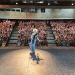 Nany People Instagram - O PALCO será sempre meu melhor lugar. E...Vez por outra acontecem comunhões como ontem no @teatromunicipalsantos com uma PLATÉIA com EXCELÊNCIA na expressão da palavra! Que conexão Que comunhão Que Espetáculo!!! Obrigada pela noite inesquescivel! SANTOS será sempre lembrada no mosaico de minha história de vida! #Então...Deu no que Deu Segue fazendo história! @curtindo.litoral @fabiojunioprodutor #elavamonos ..
