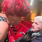 Nany People Instagram - Dizem que estrelas do céu são luzes que já se apagaram e que daqui da Terra só enxergamos o brilho que viaja pelo espaço. Mas também existem estrelas terrestres cuja luz se apresenta a nós, ao vivo e em cores, vermelhas intensas e grandes por natureza. As estrelas terrestres e teatrais, inebriadas por um coração que pulsa amor e humor, revelam-se entre luzes e sombras, em um jogo rápido de palavras. Vibrantes, lindas, encarnadas, nascidas para viver e morrer no palco. São Nany estrelas. As estrelas terrestres e anciãs, resistentes ao tempo, seguem brilhantes e vibrantes, multiplicadoras de pequenas estrelinhas que se jogam em novas gerações do tempo. São estrelas Estela. Cada uma a seu modo, Nany e Estela se juntam vez ou outra para nos fazer pensar no tempo, nas histórias que vivemos e nas que ainda estamos por viver. Juntas, de mãos dadas, brilham no vermelho mais intenso que o mundo já viu. Devido à imensidão do universo e à velocidade finita da luz, as estrelas do céu levam tempo para viajar até nós. Já as estrelas da terra são apostas de Deus que entram em nossas vidas e viajam hoje por nossos corações. As duas estrelas, do céu e da terra, têm algo em comum: são uma lembrança fascinante da natureza temporal do universo. Hoje Nany e Estela se encontraram pela primeira vez. #estrela #nany #nanypeople #estelinha #amizade #teatro #cultura