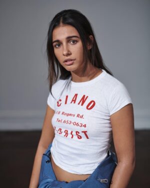 Naomi Scott Instagram - I truly loved this @anothermagazine shoot! Having the chance to work with @collierschorrstudio in all her brilliance, with a magazine I admire. I knew I was going to love the results. 🖤🖤🖤
Photography by @collierschorrstudio
Styling by @katieshillingford
Interview by #HannahLack
Creative direction by @marcascoli
Hair by @cyndiaharvey
Make-up by @hiromi_ueda