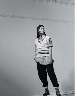 Naomi Scott Instagram - I truly loved this @anothermagazine shoot! Having the chance to work with @collierschorrstudio in all her brilliance, with a magazine I admire. I knew I was going to love the results. 🖤🖤🖤
Photography by @collierschorrstudio
Styling by @katieshillingford
Interview by #HannahLack
Creative direction by @marcascoli
Hair by @cyndiaharvey
Make-up by @hiromi_ueda