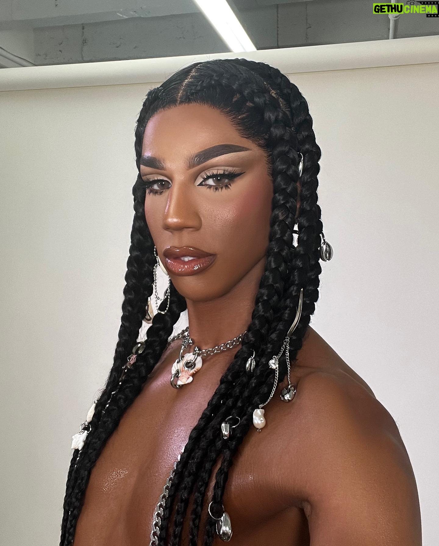 Naomi Smalls Instagram - 6 weeks flies by when you’re lost at sea. I need a time machine @werqtheworld 🏴☠️