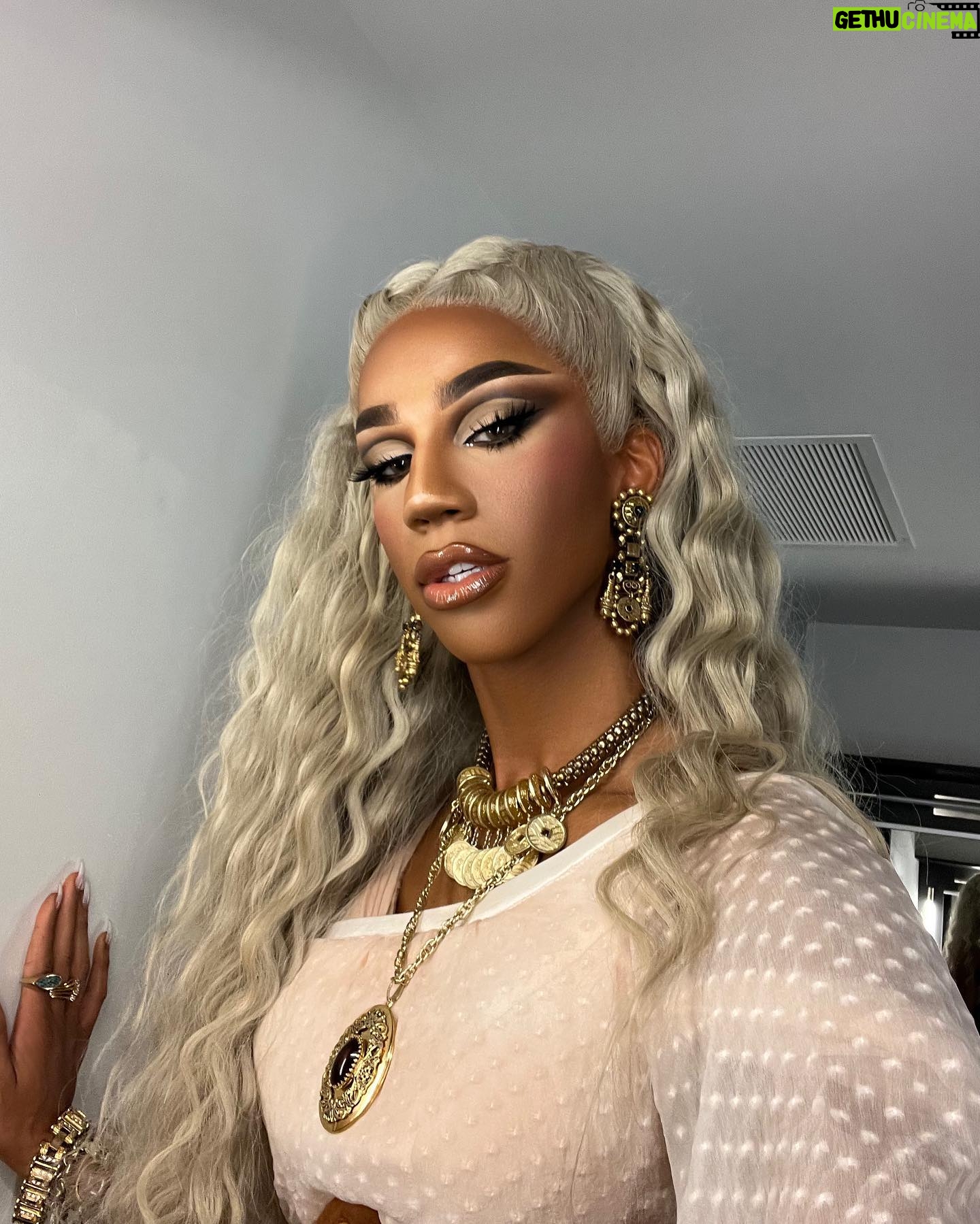 Naomi Smalls Instagram - 6 weeks flies by when you’re lost at sea. I need a time machine @werqtheworld 🏴☠️