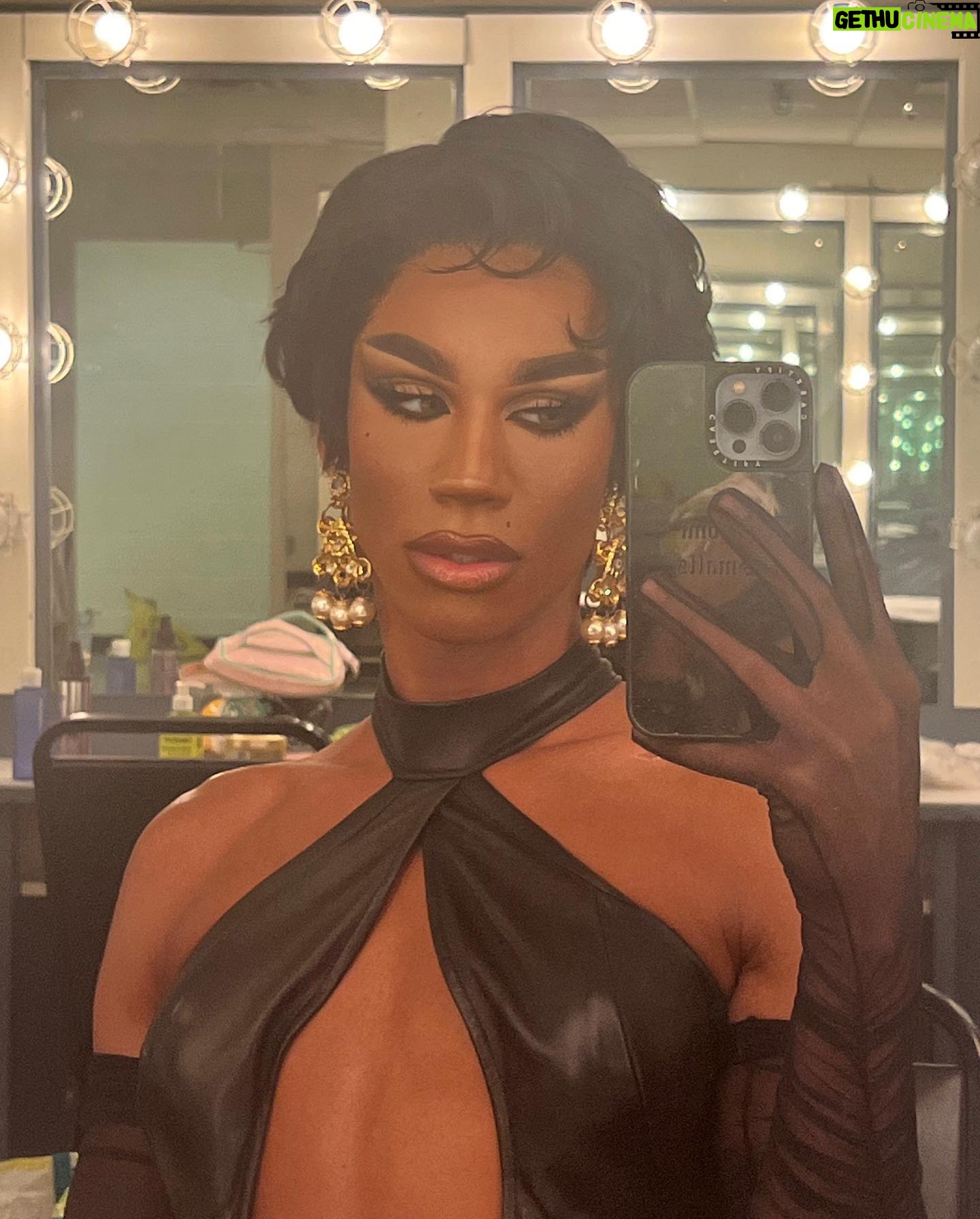 Naomi Smalls Instagram - 6 weeks flies by when you’re lost at sea. I need a time machine @werqtheworld 🏴☠️