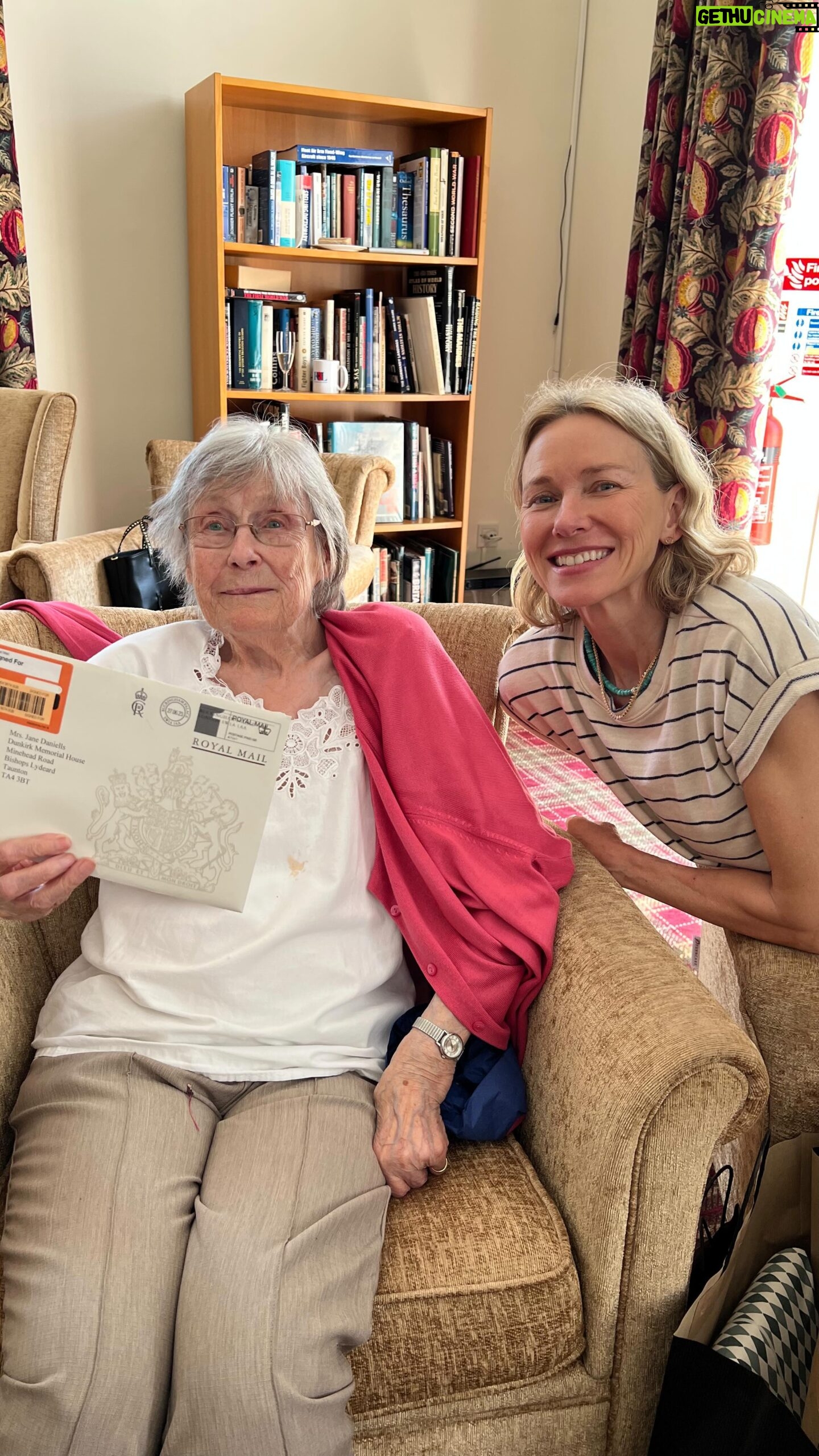 Naomi Watts Instagram - My 🇬🇧 granny turned 100 today!! So i took a road trip with some favorite snacks. Met her sisters and all the relatives… and then 💥boom💥 a very fancy letter from the KING!! 🇬🇧🤴