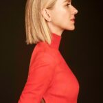 Naomi Watts Instagram – Adding this to the list of things I never thought I’d get to do: Gracing the cover of Elle France 🇫🇷 all while talking about the joys of menopause! 🙃

Excusez-moi while I celebrate with a with a sudden glow of pride… or a flop sweat, or hot flash!! #SuddenlySweaty🔥🥵 @iam_stripes 

Photography and video: @juankr_
Styling: @odileiturraspe
Makeup: @marywilesmakeup
Hairstyling: @rebekahforecast 
Manicure: @ginailsinc