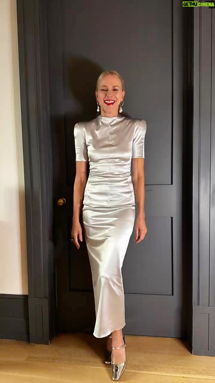Naomi Watts Instagram - Thanks @toryburch for a🦖 dino-mite 🦕 show at the American Museum of National History. Had a whale 🐳 of a time! #nyfw Styling: @jeanannwilliams Hair: @officialdanilohair Makeup: @kyrapanchenko_mkup