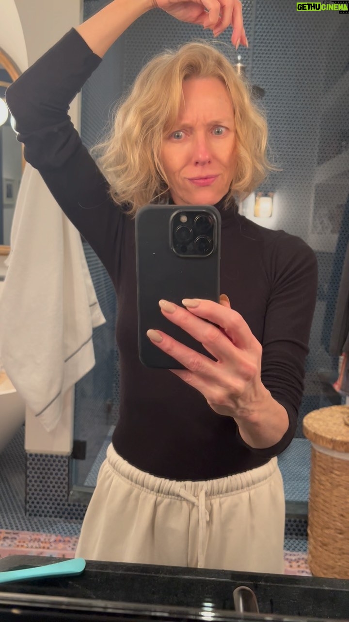 Naomi Watts Instagram - Feeling a good hair day! 🤪 Happy Friday! ☀️