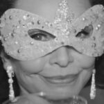 Naomi Watts Instagram – Enclosed please find your invitation to the party of the century 🦢🖤🤍🖤 🦢

The Black and White Ball. Tonight on FX. Tomorrow on Hulu. @feudfx @ryanmurphyproductions