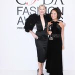 Naomi Watts Instagram - Alina Cho one of the coolest freaking chics I know. So fun celebrating you receiving the CFDA’s Media Award last night. What a beautiful night of fashion and friendship in the most wonderful setting, topped with a glorious chicken pot pie! 🥧😋 @thealinacho @cfda @carolinaherrera