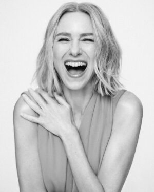 Naomi Watts Instagram - Loved this photoshoot for @elle_spain so much!! 
Thank you to the excellent team. 
🤩😎😍

Photography and video: @juankr_
@elle_spain
@benedettaelle
Interview: @pleyra
Styling: @odileiturraspe
Makeup: @marywilesmakeup
Hairstyling: @rebekahforecast 
Manicure: @ginailsinc