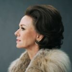 Naomi Watts Instagram - Navigating Babe Paley's age transformation from 30 years old to 63 years old was genuinely nerve-wracking with my limited spfx capabilities. Overcoming that challenge made the journey deeply rewarding. Utilizing freckling techniques, age stipple, and subtle adjustments with teeth and brown contacts for an authentic look. So greatful to @naomiwatts whose patience and trust were invaluable (love you Naomi ❤️) making the process truly collaborative and the results pretty great! Swipe to see the transformation 🌟Wigs designed by @wigorama 👏👏👏 Costume Design by the incredible @eyrichlou @feudfx @film.eye.guy @studiooptix @teeth_by_archer #1978 #periodmakeup #moviemagic #agemakeup #feudfx #capotevstheswans #NaomiWatts #makeup by me photos by @jason_mccormick