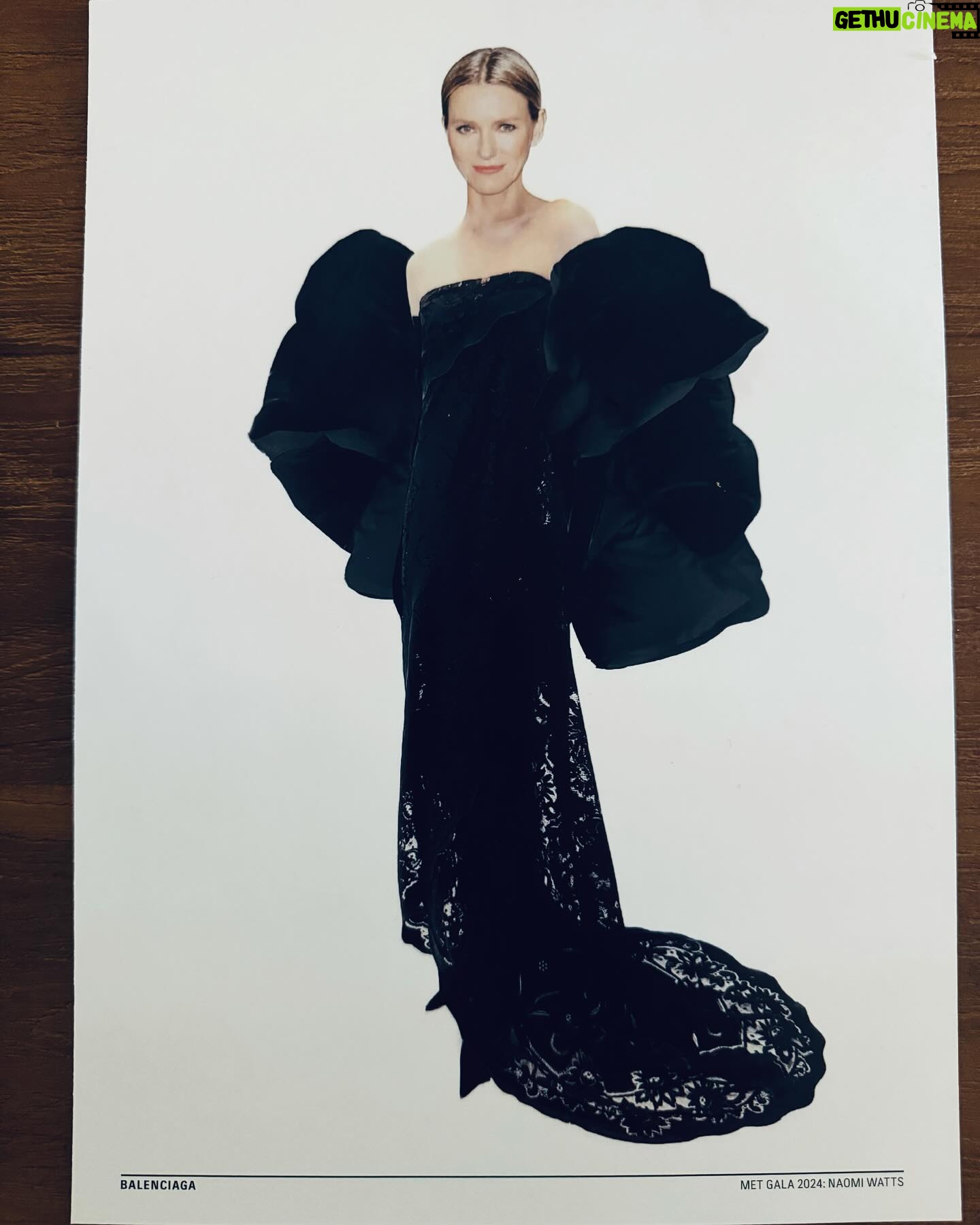 Naomi Watts Instagram - Met Gala. @balenciaga. For the “Garden of Time” theme, Balenciaga turned back time and transformed a vintage tablecloth bought on Ebay for 20 euros into this stunner. The theme relates to the Met Costume Institute’s Sleeping Beauties exhibition—and this stola is a work of art, like a big, giant pillow that you just want to lay down on. Couldn’t do any of this without my incredible team: Hair: @officialdanilohair Makeup: @marywilesmakeup Styling: @jeanannwilliams Styling Assistant: @ashleyafriyie