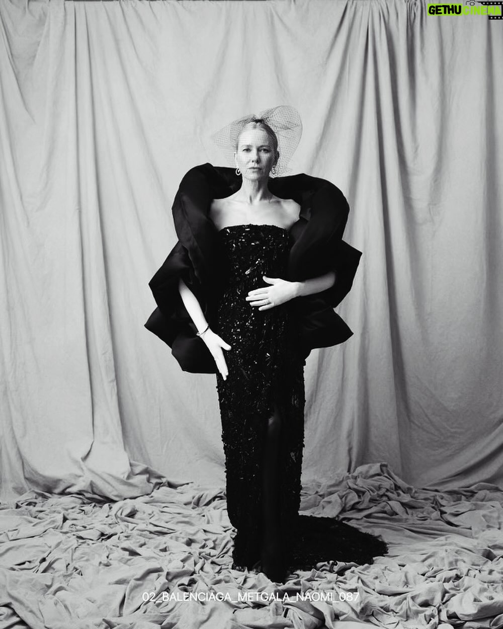 Naomi Watts Instagram - Met Gala. @balenciaga. For the “Garden of Time” theme, Balenciaga turned back time and transformed a vintage tablecloth bought on Ebay for 20 euros into this stunner. The theme relates to the Met Costume Institute’s Sleeping Beauties exhibition—and this stola is a work of art, like a big, giant pillow that you just want to lay down on. Couldn’t do any of this without my incredible team: Hair: @officialdanilohair Makeup: @marywilesmakeup Styling: @jeanannwilliams Styling Assistant: @ashleyafriyie