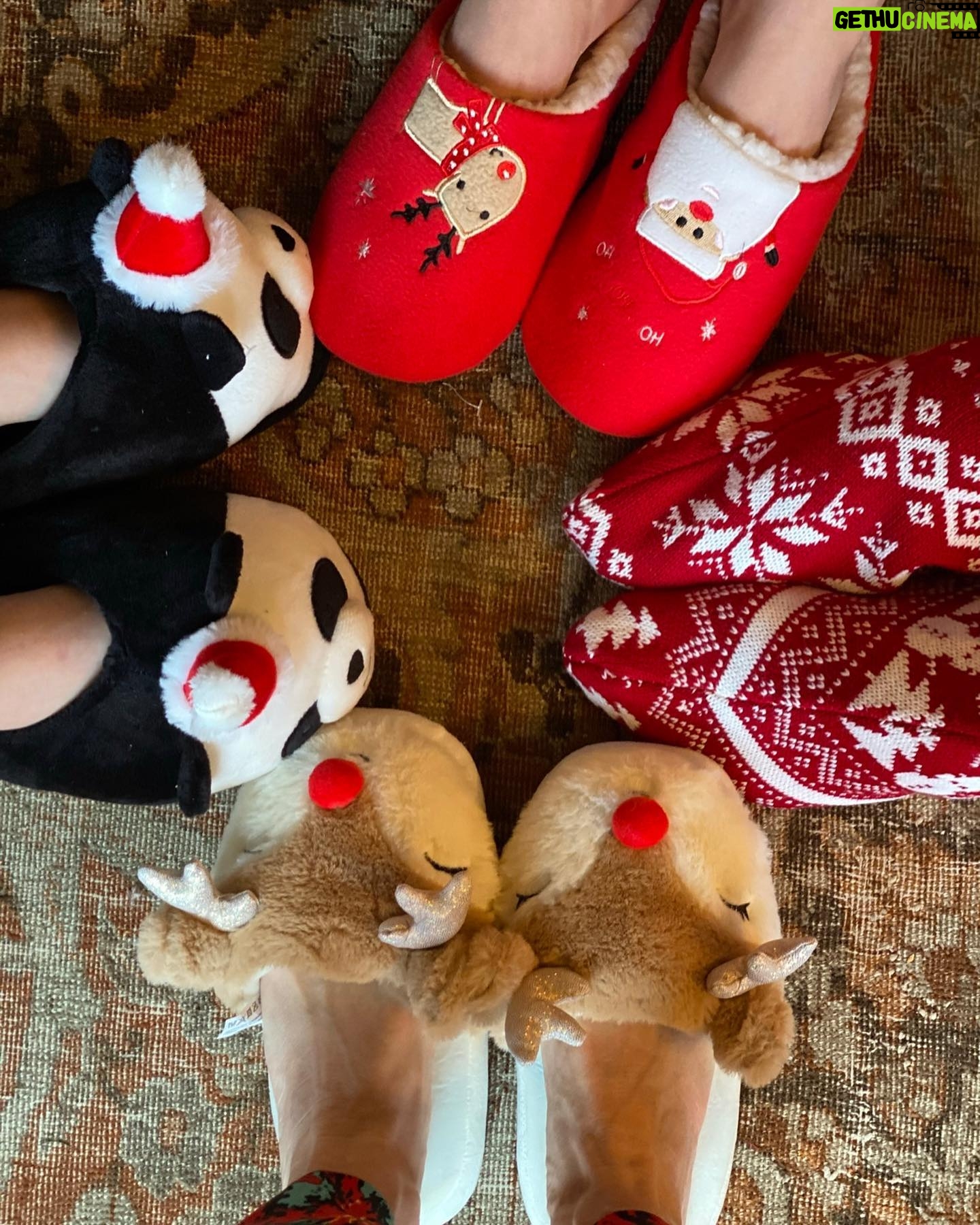 Naomi Watts Instagram - Anyone else feeling the hectic panic of holiday season?! Behind in shopping? π No time for festivities yet?π Here's a photo dump of Xmases past. In the hope to get into the spirit of it allπ#christmasvibes