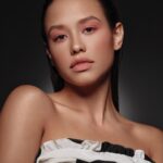 Natalia Azahara Instagram - El regalo perfecto en estas navidades🎀 @carolinaherrera #HerreraBeauty Les comparto estas fotos hermosas que hicimos entre risas, para @elle_spain Gracias por el reportaje y la buena compañía. Fotógrafo: @javierlopezphoto Directora de belleza: @blancaglezrufino Realización: @sylviamontoliuelle Maquillaje y pelo: @antonioromeromakeup