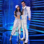 Natalia Janoszek Instagram - Tydzień temu na scenie spotkały się te 2 ikony muzyki. Co zaprezentujemy dziś dowiecie się już o 20.05:) Razem z moim kolegą @freddiemercury aka @piotrstramowski_official zapraszamy Was serdecznie na najnowszy odcinek @twojatwarzbrzmiznajomo -do zobaczenia!🎙️🎬👀 @polsatofficial #tv #show #yourfacesoundsfamiliar #twojatwarzbrzmiznajmo