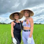 Natalia Janoszek Instagram - Czy nadawałabym się do pracy przy zbiorach ryżu? Będziecie mogli to ocenić włączając @tvn.7 o 22.10🎬 The day I became a farmer👩🏻‍🌾 @player.pl