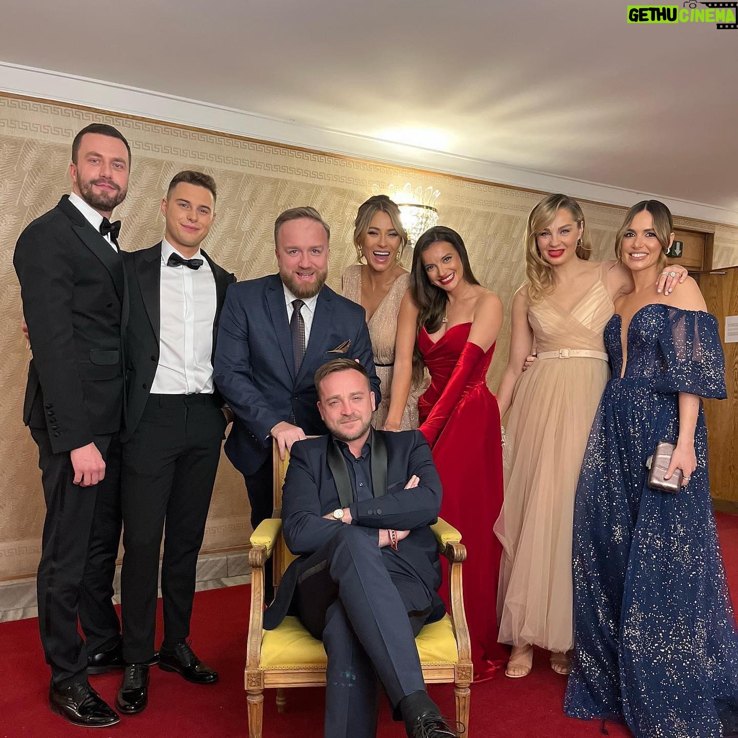 Natalia Janoszek Instagram - 30 lat @polsatofficial 馃巶 Jeszcze raz sto lat i kolejnych takich jubileuszy! Dzi臋kuj臋 za cudny wiecz贸r @katarzyna_wajda @ilo__helena 鉂わ笍 #gala30latpolsat #tv #gala #foto @akpapolskapress