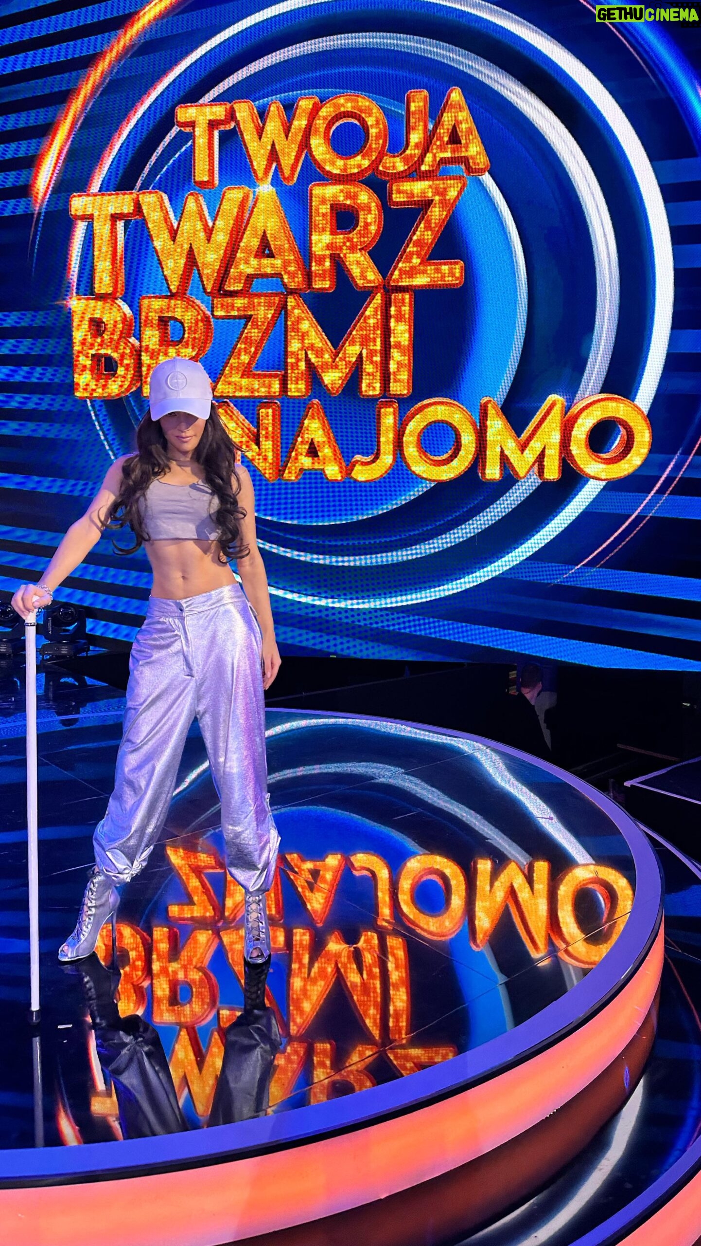 Natalia Janoszek Instagram - Are you ready to get right? @jlo in da building👀🎬@twojatwarzbrzmiznajomo @polsatofficial