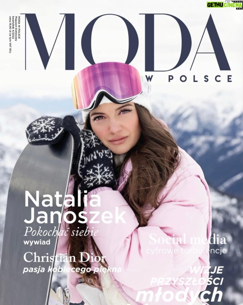 Natalia Janoszek Instagram - Winter covergirl❄️ Już jest moja nowa okładka z obszernym wywiadem i pięknymi zdjęciami @bastekczernek Nie ukrywam, że ta sesja jest mi bardzo bliska bo powstała w moich kochanych górach i pozwoliła być po prostu sobą. Najnowsze wydanie Mody w Polsce znajdziecie w @empikcom i na stacjach @pkn.orlen #covergirl #fashion #magazine #winter #season