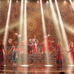 Natalia Janoszek Instagram - The final show🎬 Finał @twojatwarzbrzmiznajomo 🎙️ Jak Wam się podobało? Chciałam zabrać Was w podróż do Indii i pokazać trochę mojego bollywoodzkiego świata na zakończenie tej pięknej przygody💫 Dziękuję @igorleonik za cudowną choreografię i @kriscrewofficial za stworzenie magii na scenie. Wielkie podziękowania również dla @michalrudas za przygotownie mnie do tego wyzwania wokalnie❤️ @polsatofficial #tv #show #twojatwarzbrzmiznajomo #yourfacesoundsfamiliar