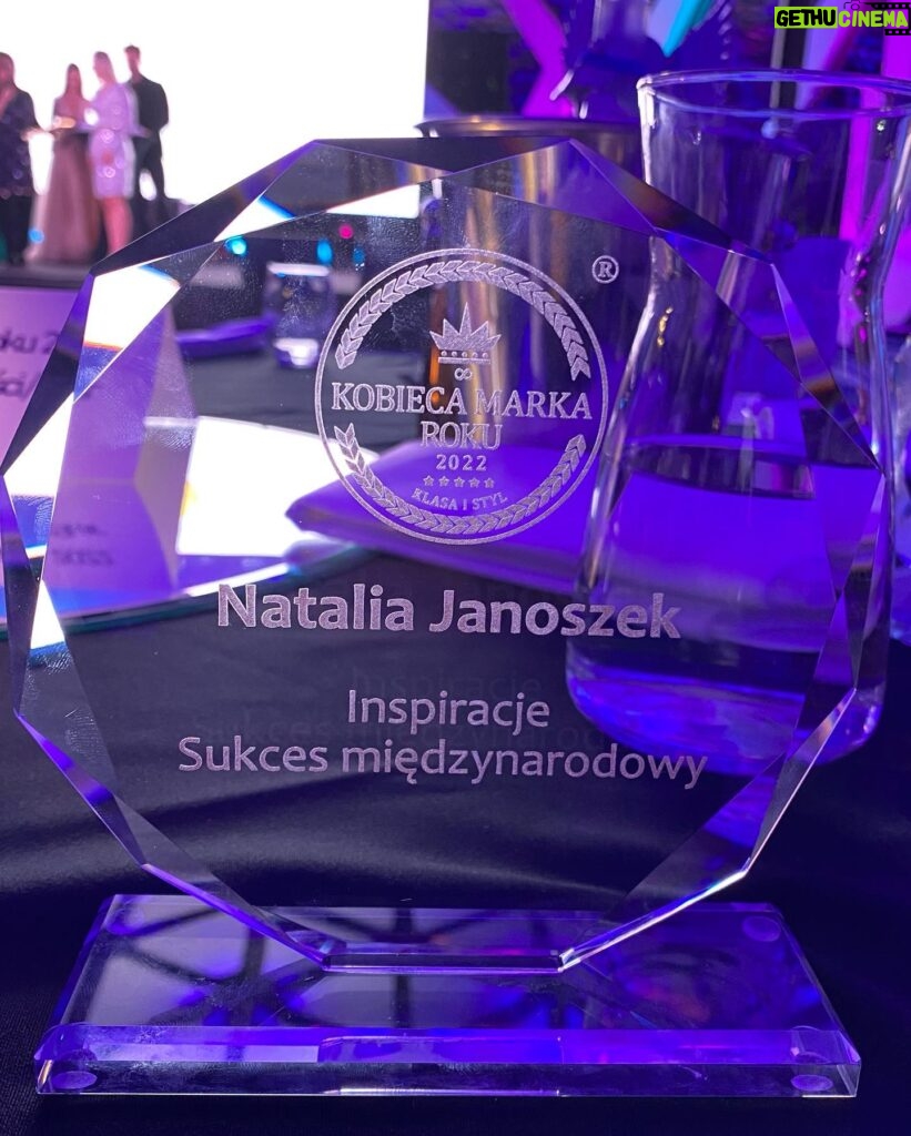 Natalia Janoszek Instagram - Grateful with this International Success Award in my hands 🙏🏻🏆 Zostać docenioną we własnym kraju i nagrodzoną w kategorii „Inspiracja”za Sukces Międzynarodowy to dla mnie ogromne wyróżnienie i poczucie, że to co robię ma sens. O mojej drodze do kariery można by napisać powieść, ale 1 wniosek jest niezmienny-naszym jedynym ograniczeniem w spełnianiu marzeń jesteśmy my sami. Walt Disney powiedział „Jeśli możesz sobie coś wymarzyć, możesz to osiągnąć” i trzymając się tych słów obiecuję dać z siebie jeszcze więcej i „inspirować” do sięgania po swoje marzenia. Dziękuję @modivo za cudną kreację, która dodała mi mocy tego wieczoru. Gratuluję wszystkim nagrodzonym, być wyróżnionym w takim gronie to zaszczyt, a Wam dziękuję za wiarę we mnie i głosy🤍 #gala #night #inspiration #awards #international #success #kobiecamarkaroku